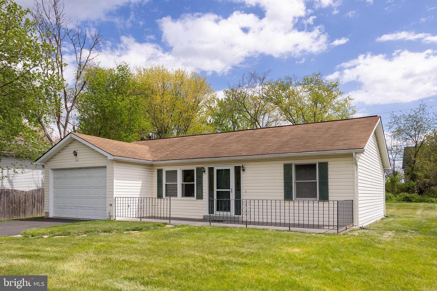 114 Pioneers Road photo 2