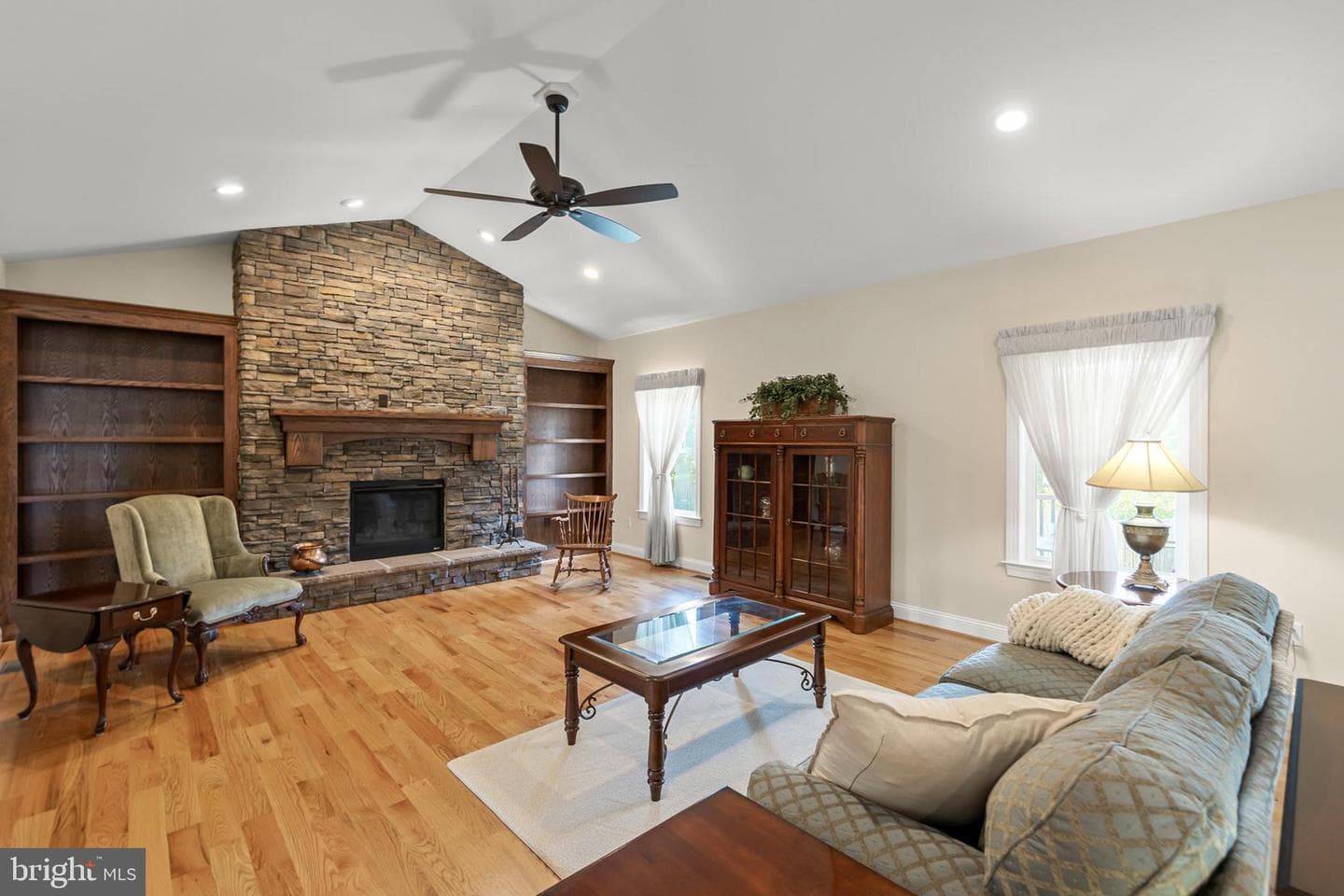 135 Kinross Drive photo 4