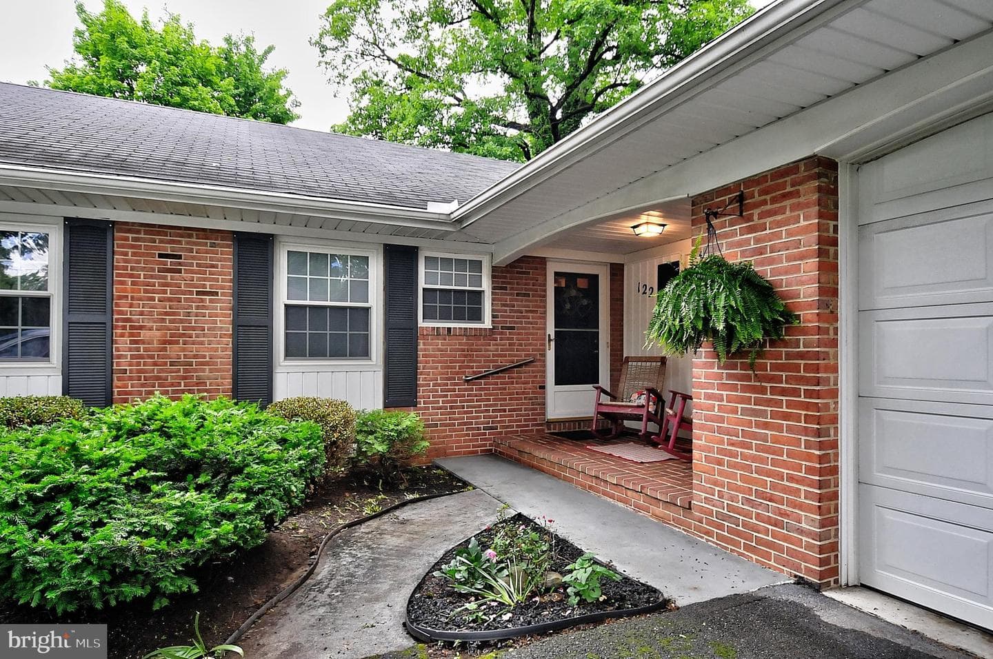 122 Armstrong Place photo 3