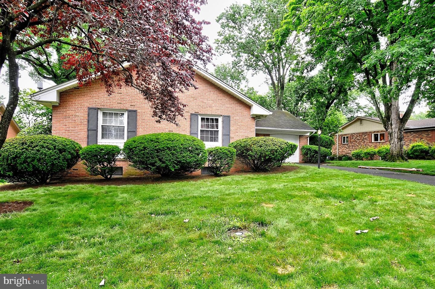 122 Armstrong Place photo 4