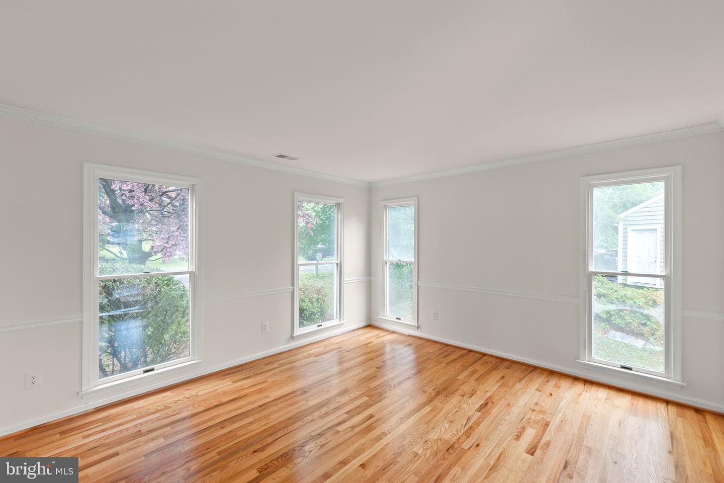 106 Etnam Street photo 5