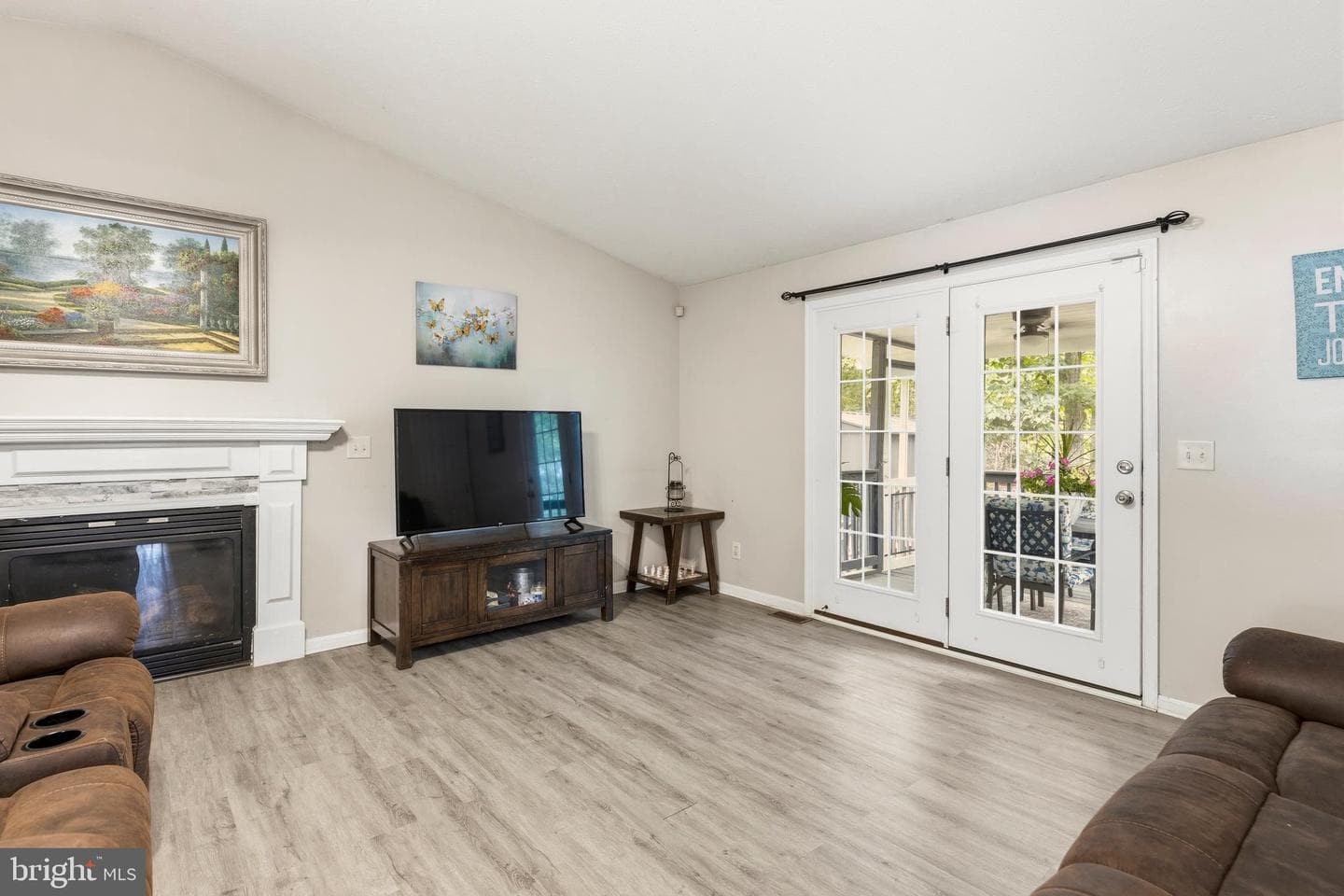 900 Enfield Drive photo 20