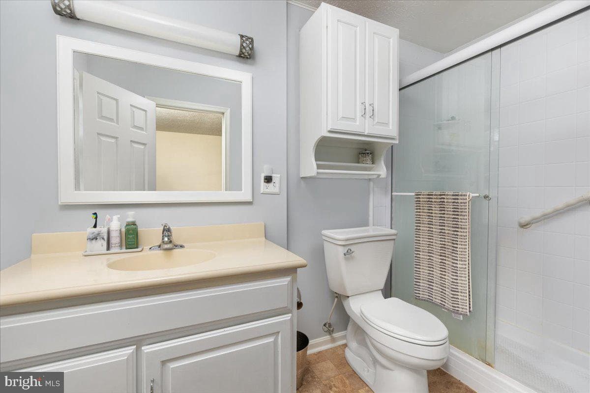 180 Quaker Lane photo 24