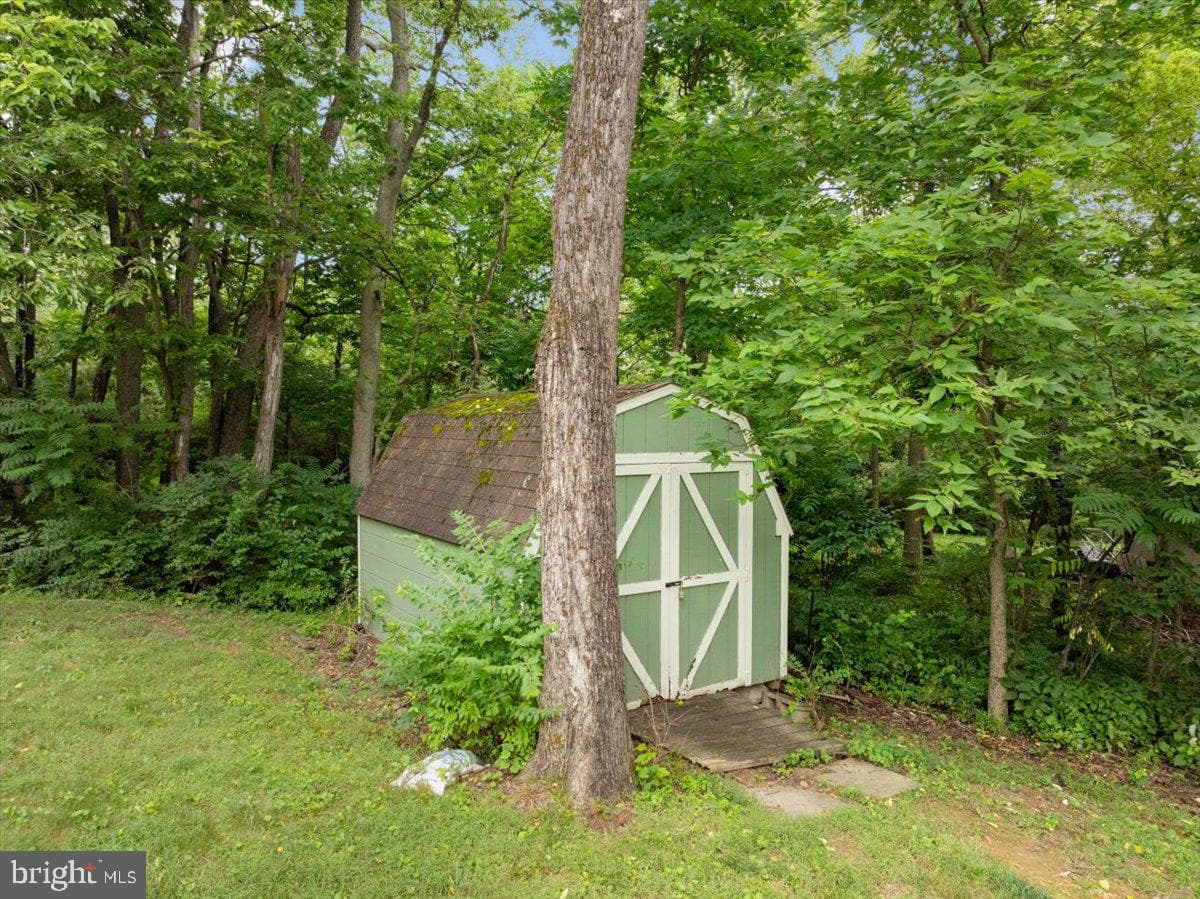 180 Quaker Lane photo 40