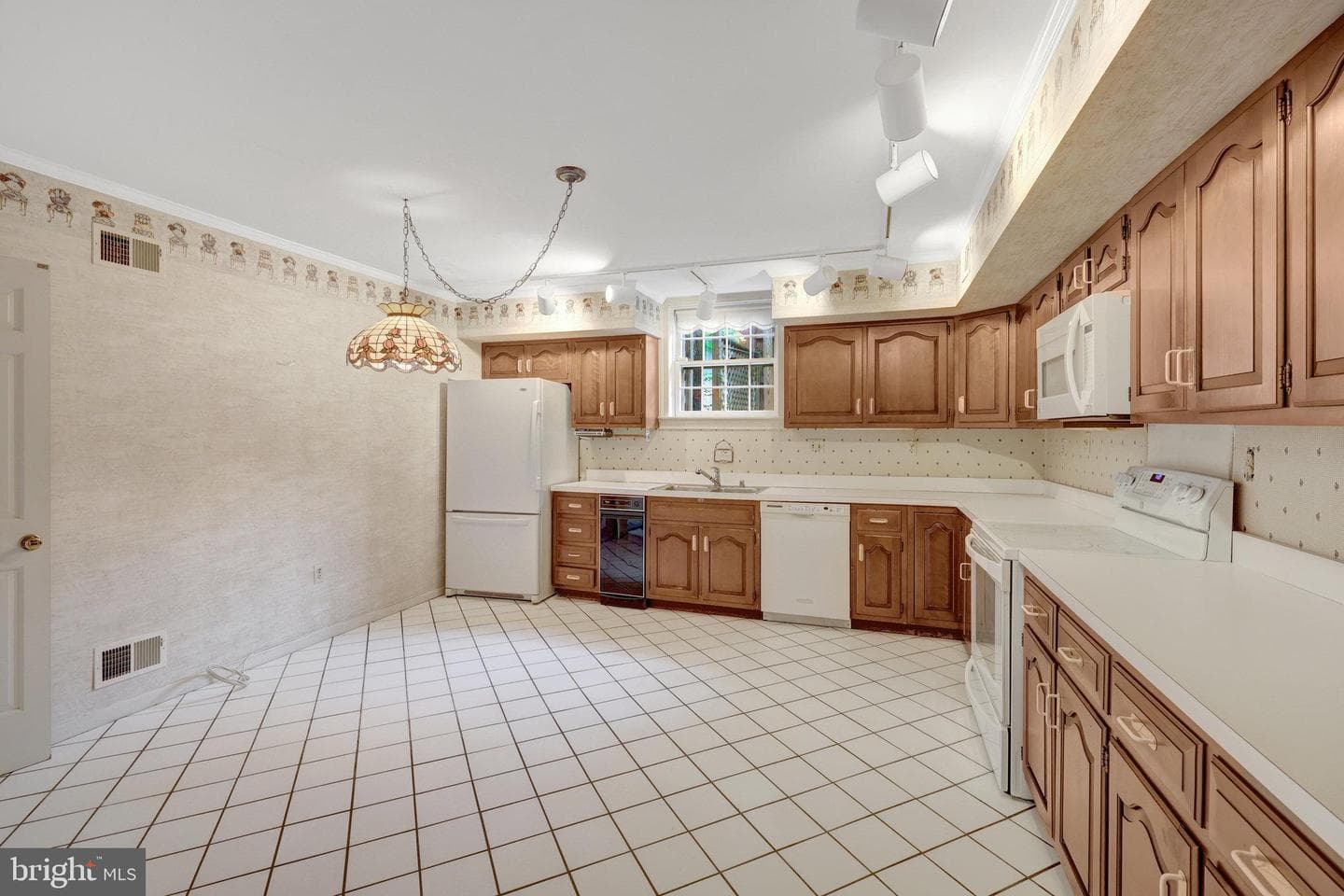 1468 Highwood Drive photo 12