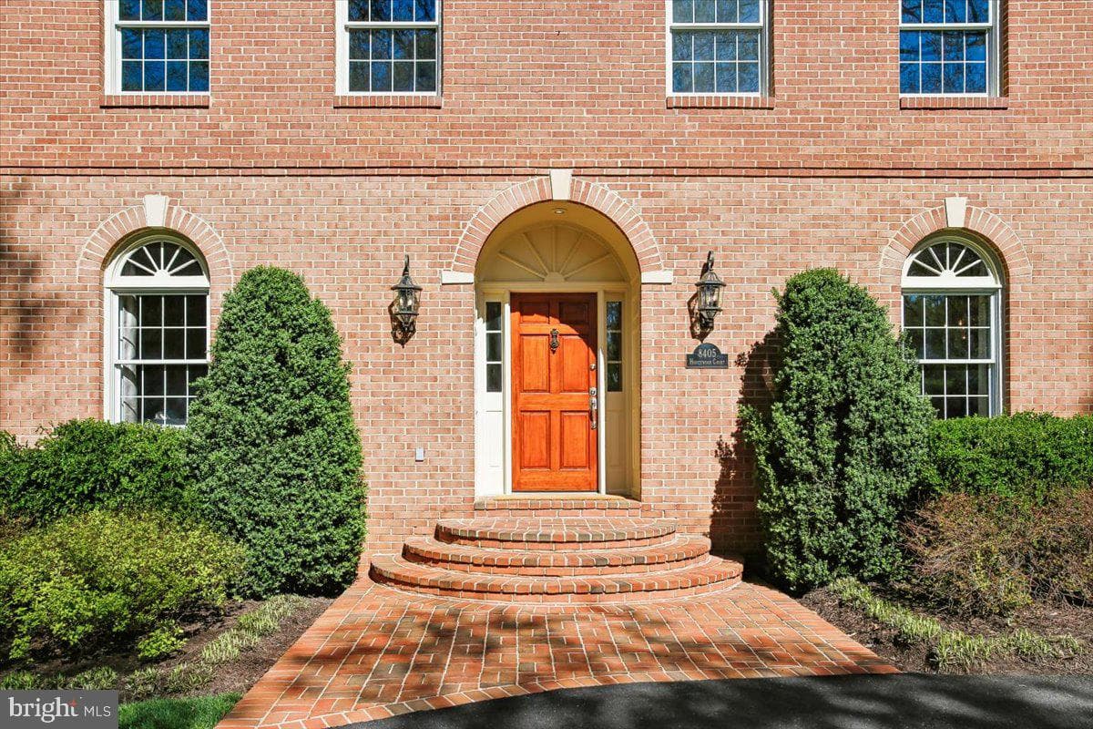 8405 Honeywood Court photo 3