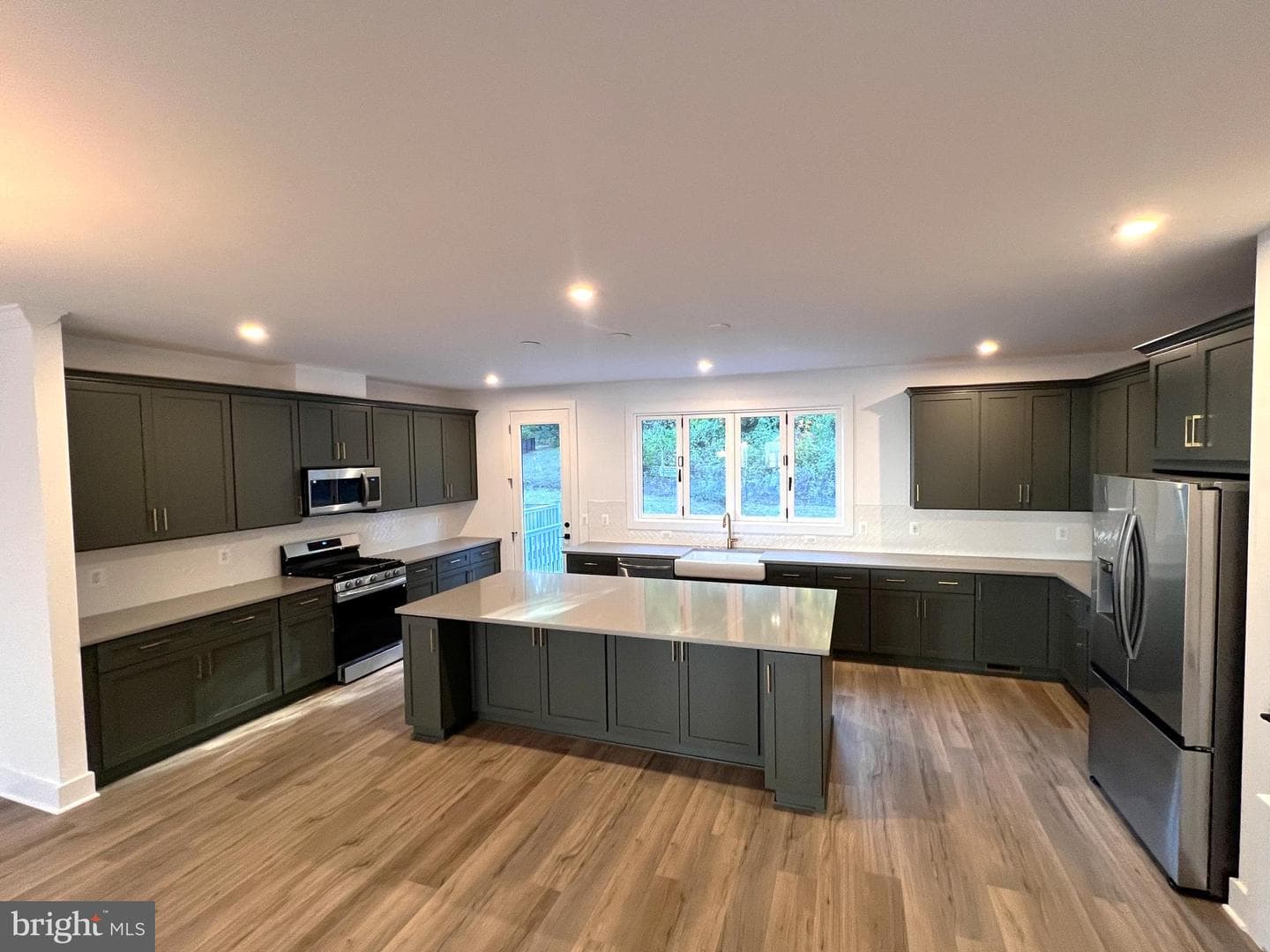 9404 Dandelion Drive photo 3