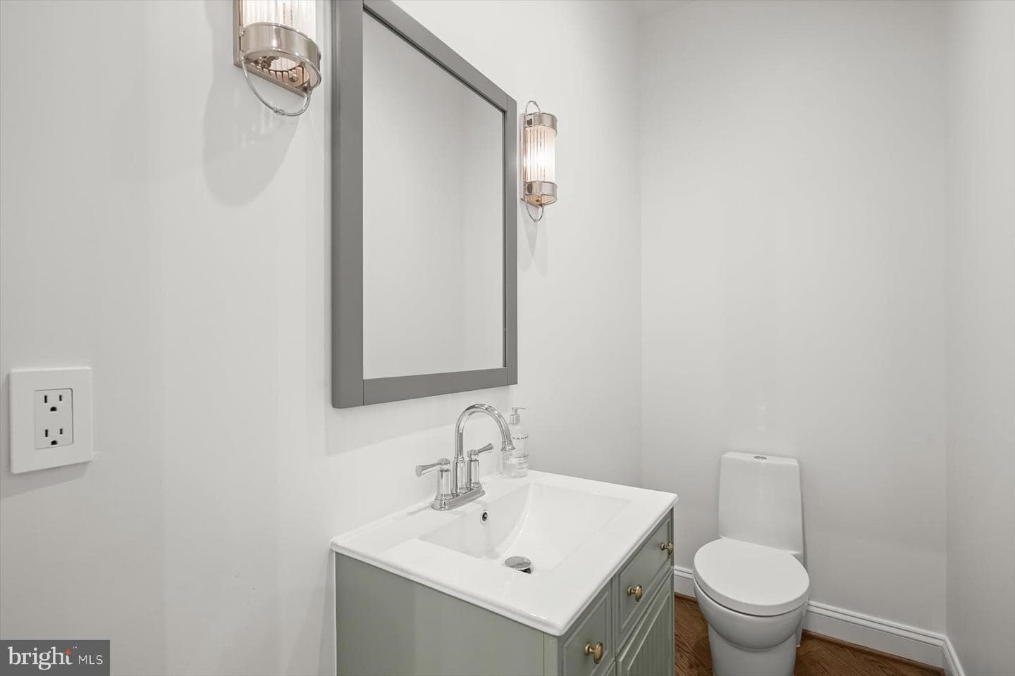 1404 Wynhurst Lane photo 8