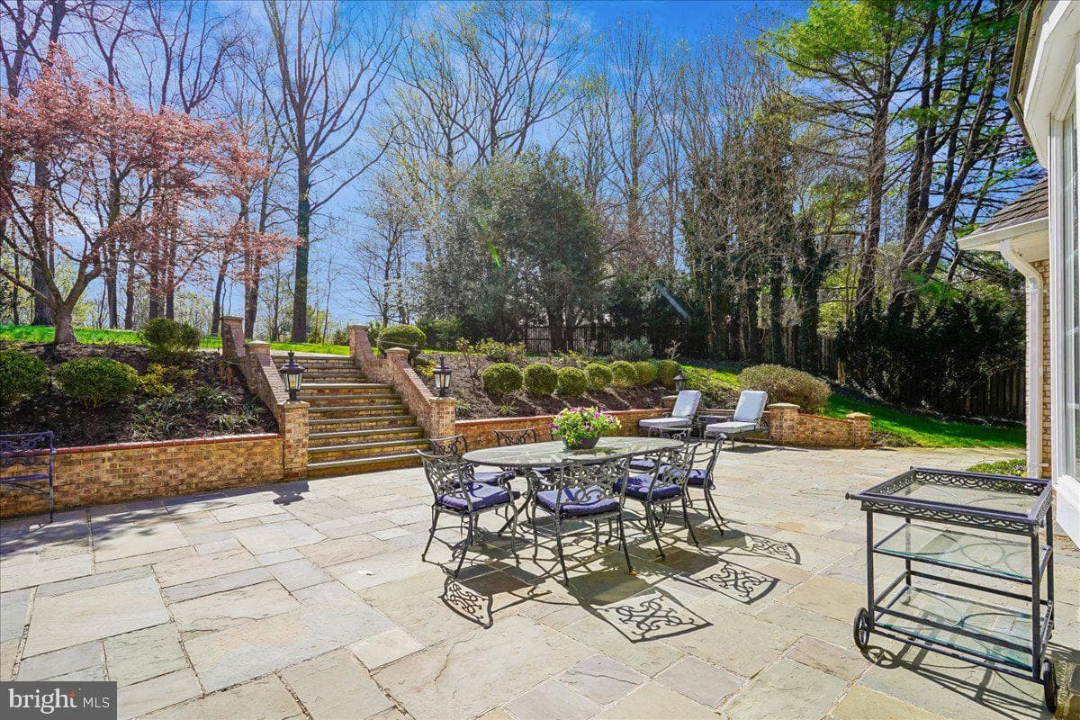 8013 Greenwich Woods Drive photo 24