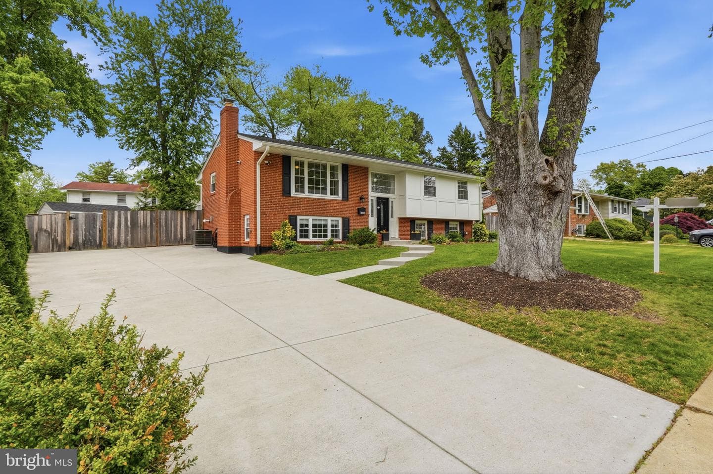 7504 Dolce Drive photo 2