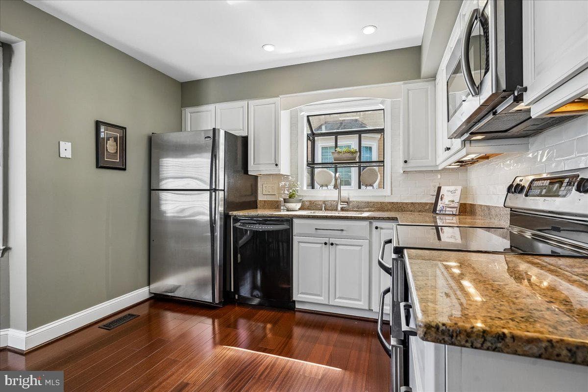 7801 Blue Jasmine Court photo 13