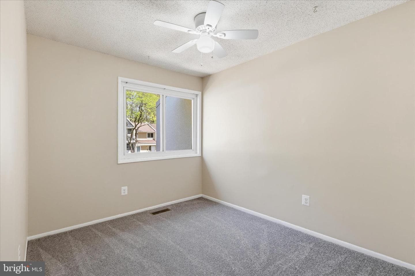 2438 Southgate Square photo 16