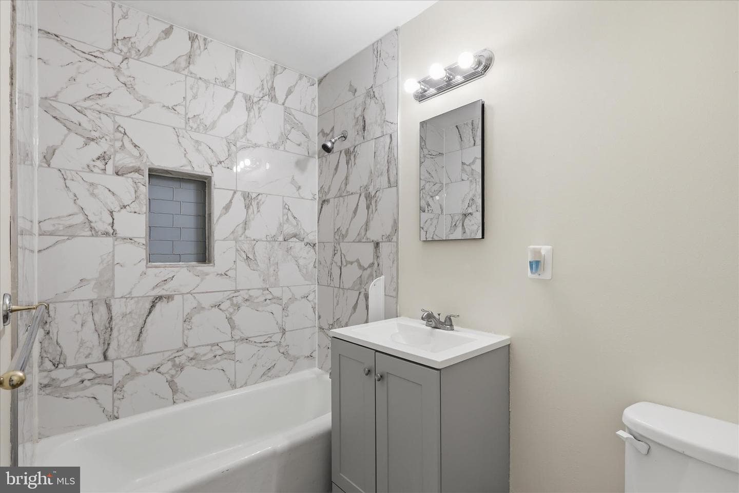 2438 Southgate Square photo 18