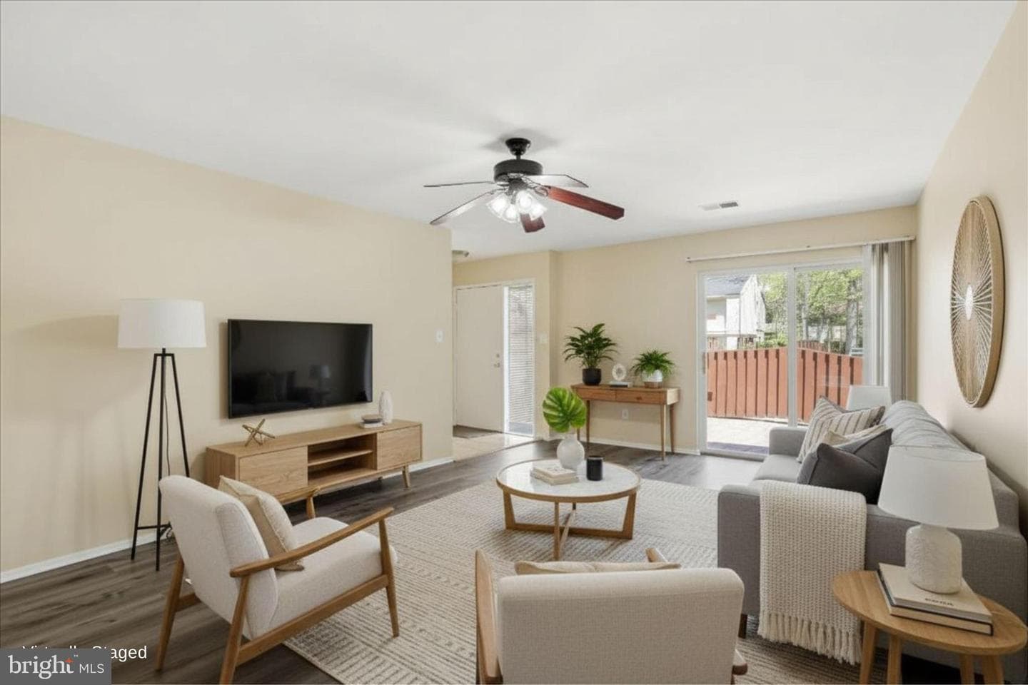2438 Southgate Square photo 3