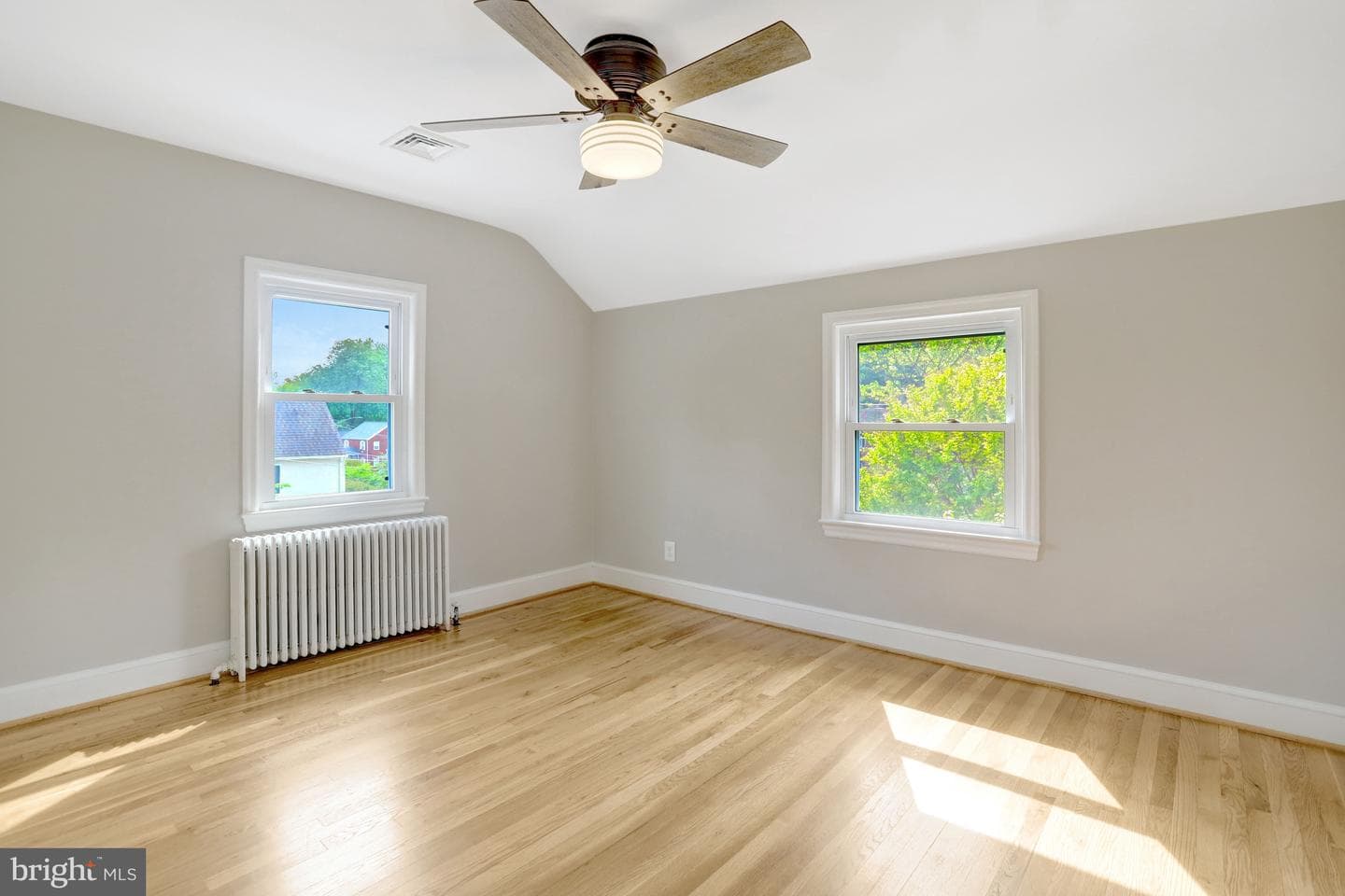 2753 Woodlawn Avenue photo 43