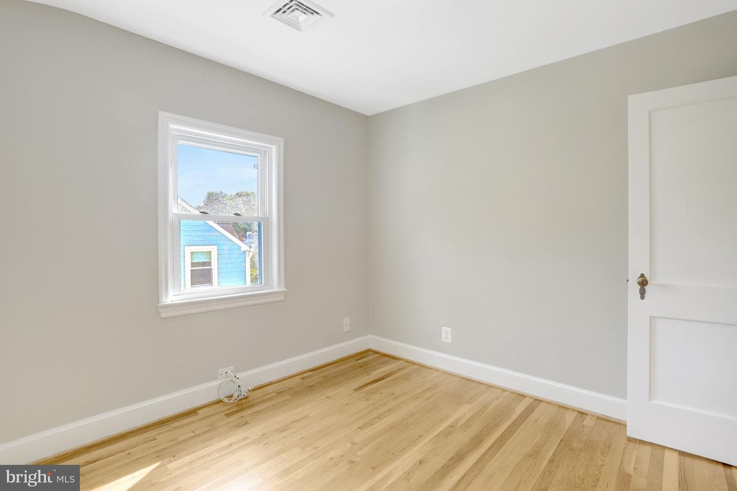 2753 Woodlawn Avenue photo 46