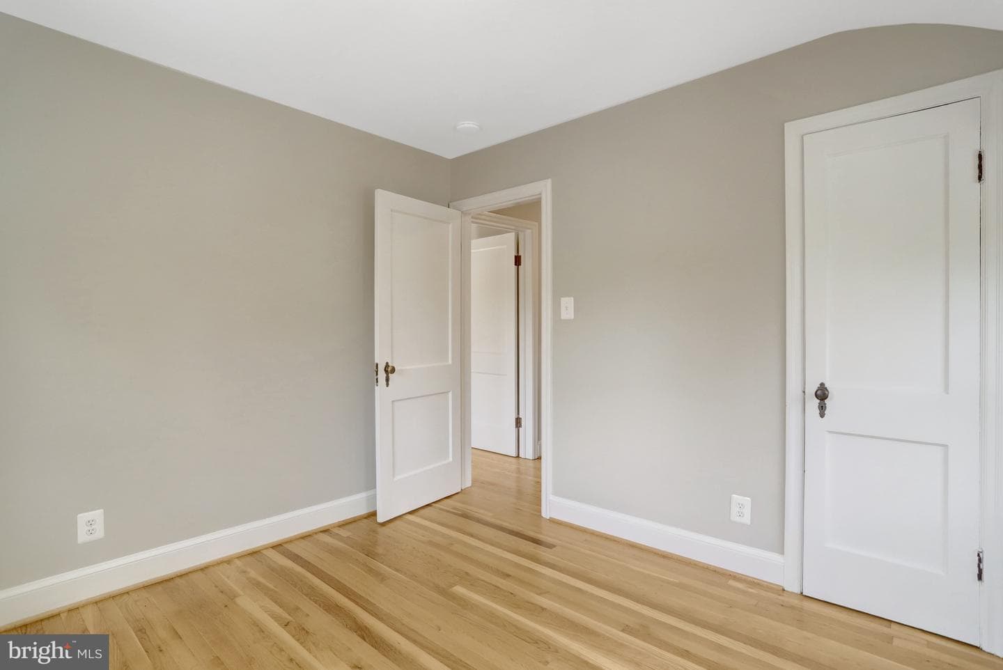 2753 Woodlawn Avenue photo 49