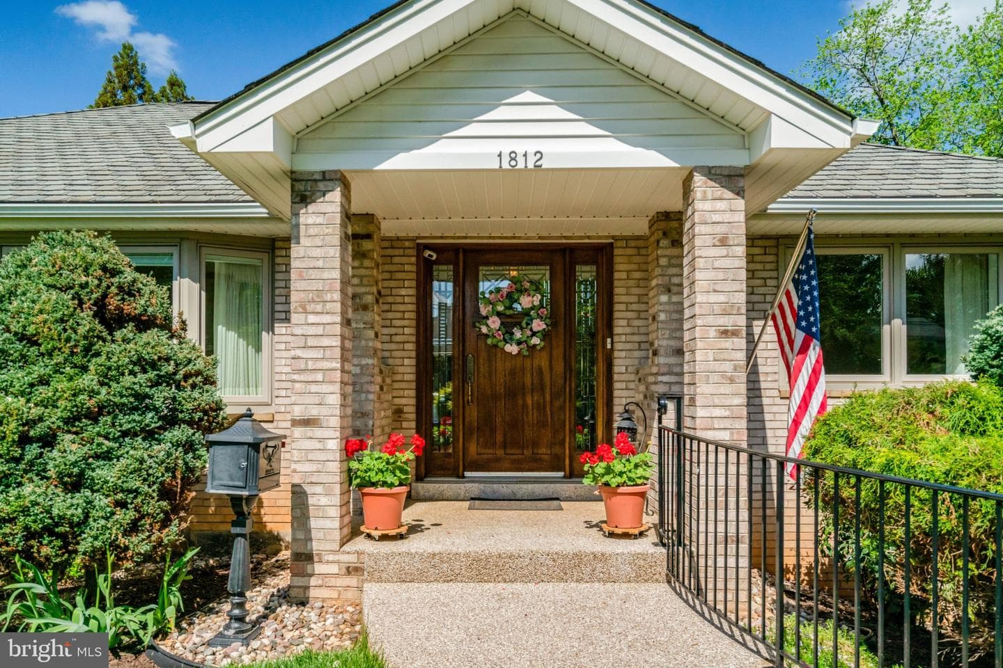 1812a Birch Road photo 3