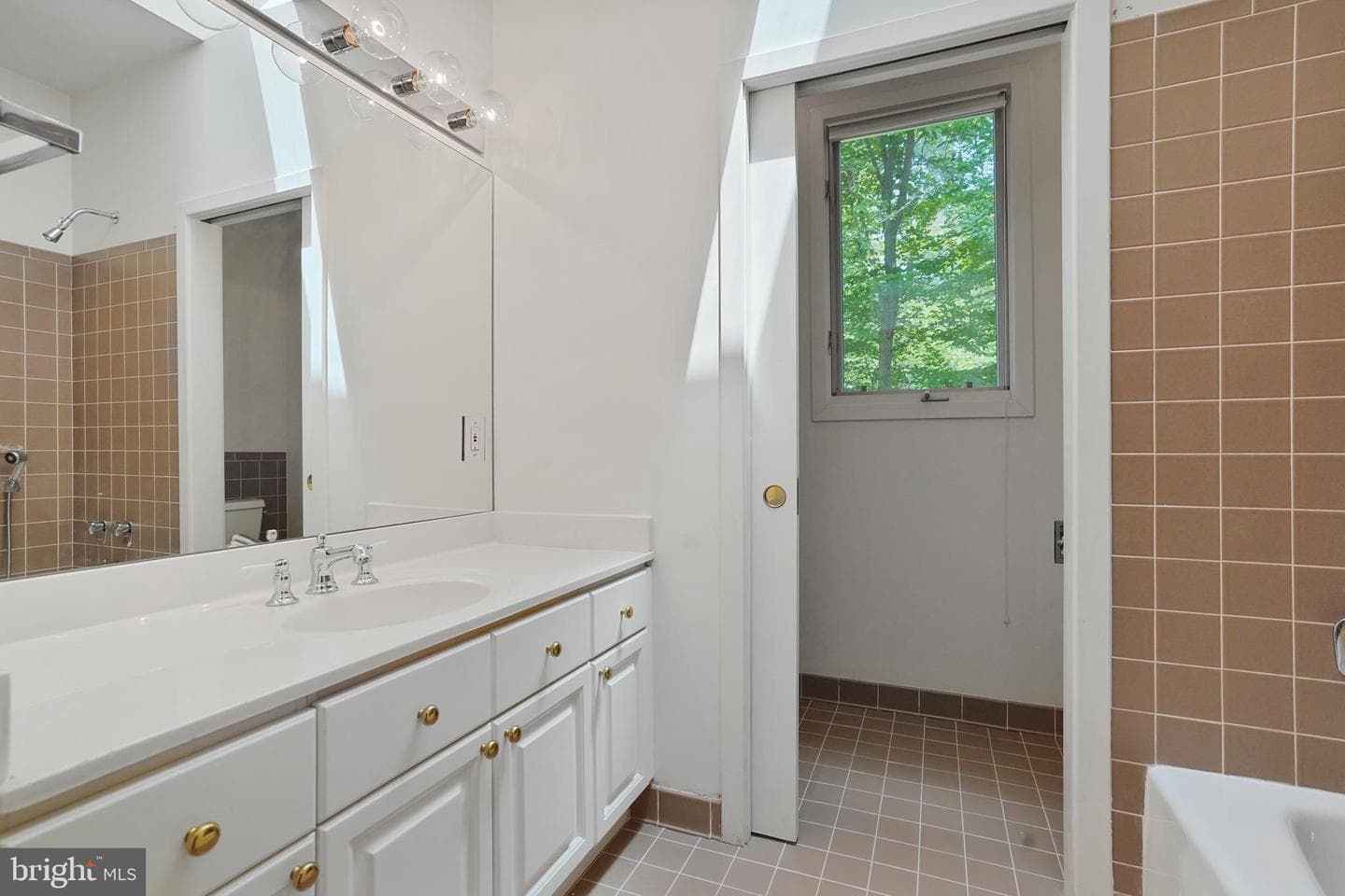 926 Saigon Road photo 20