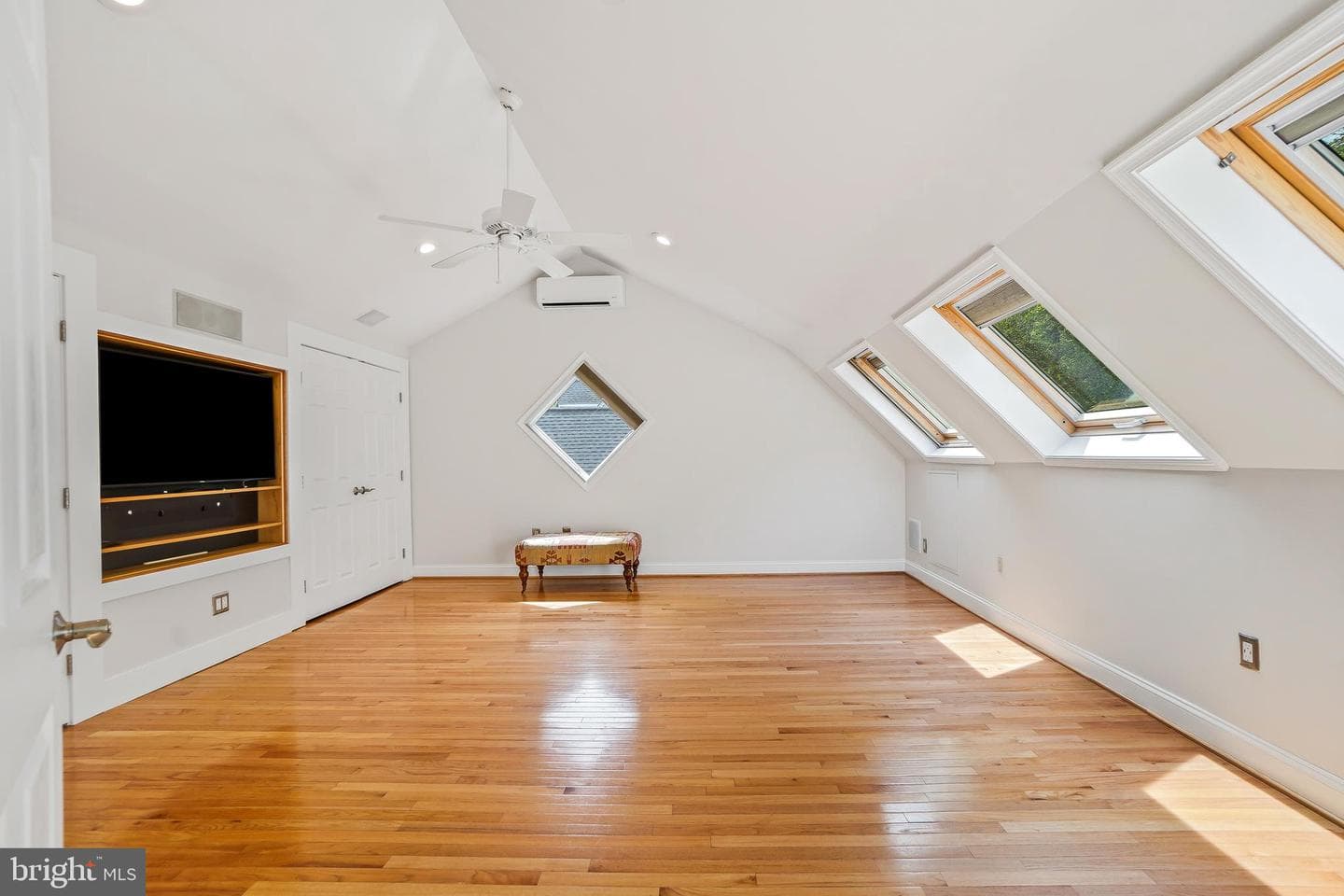 2004 Swan Terrace photo 21