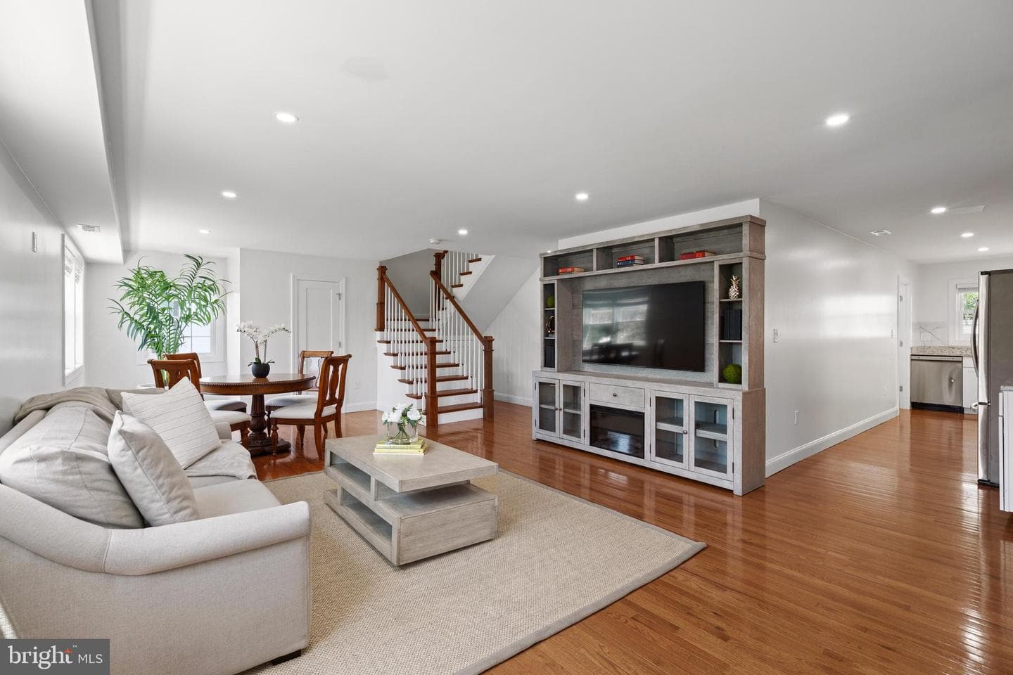 6634 Harriett Street photo 5