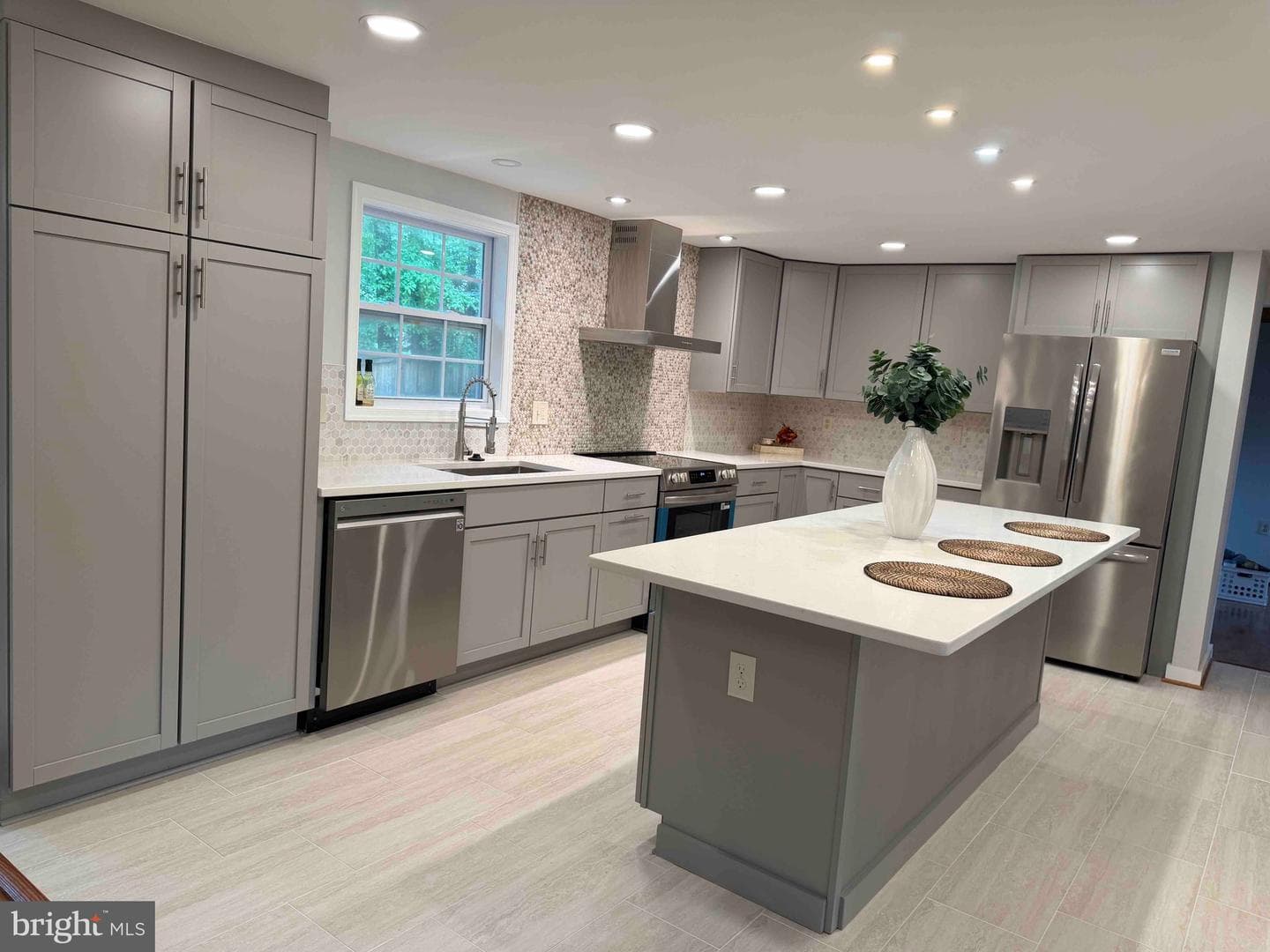 2283 Dosinia Court photo 4
