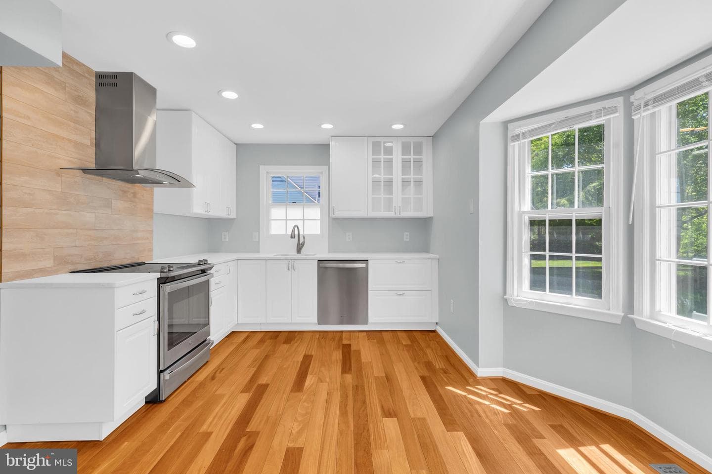 6458 Woodmere Place photo 11
