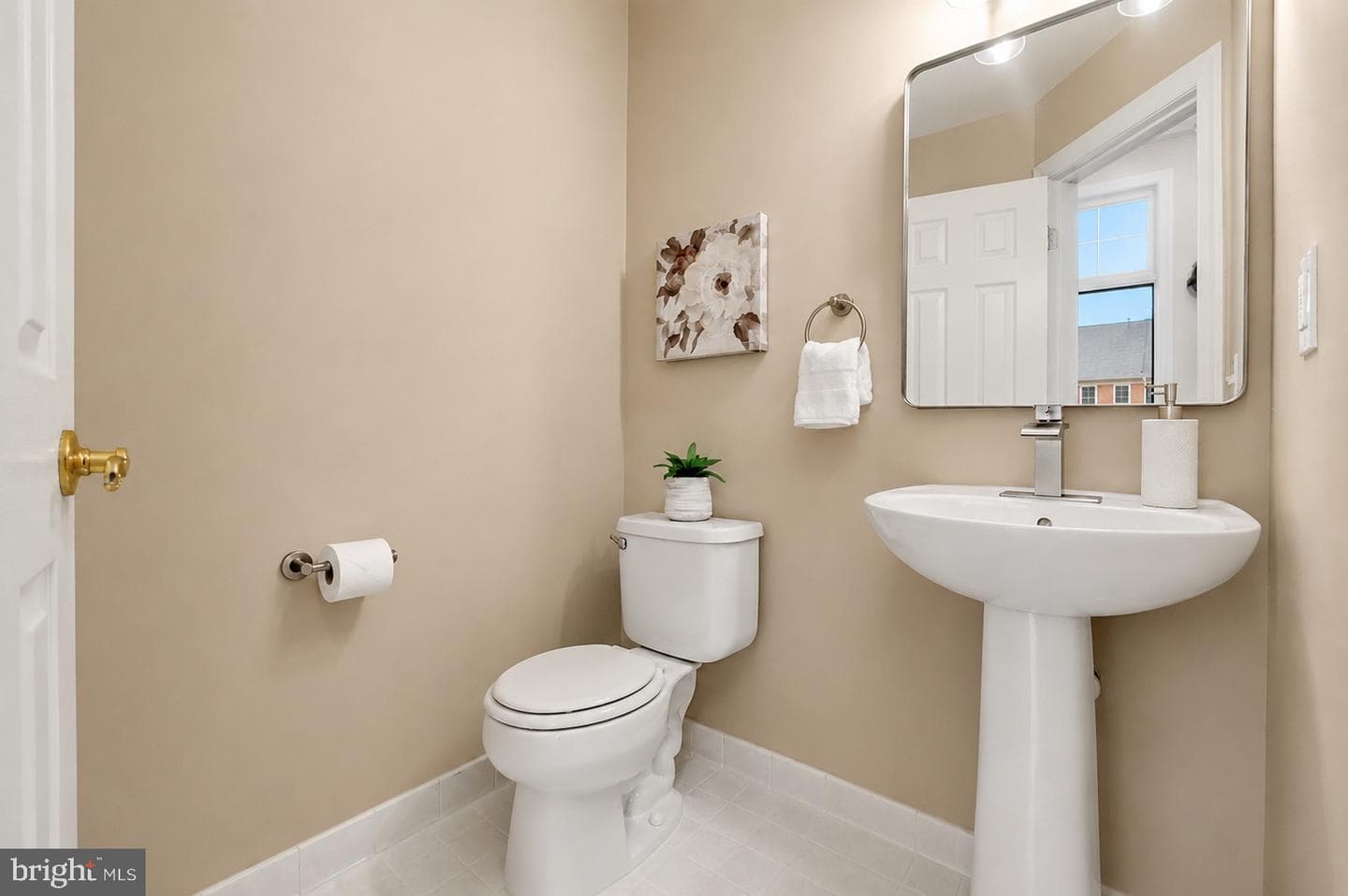 125 Roland Court SW photo 9