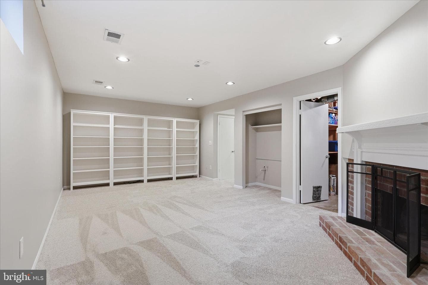 10256 Friendship Court photo 17
