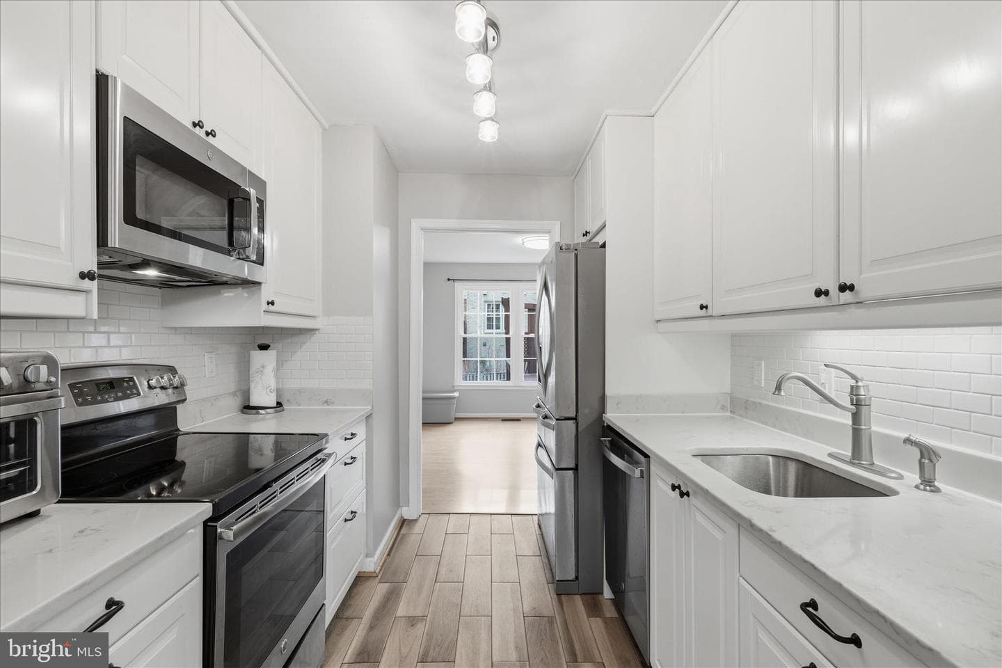 10256 Friendship Court photo 2