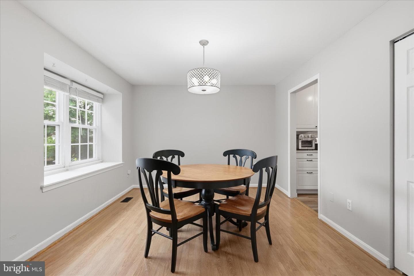 10256 Friendship Court photo 9