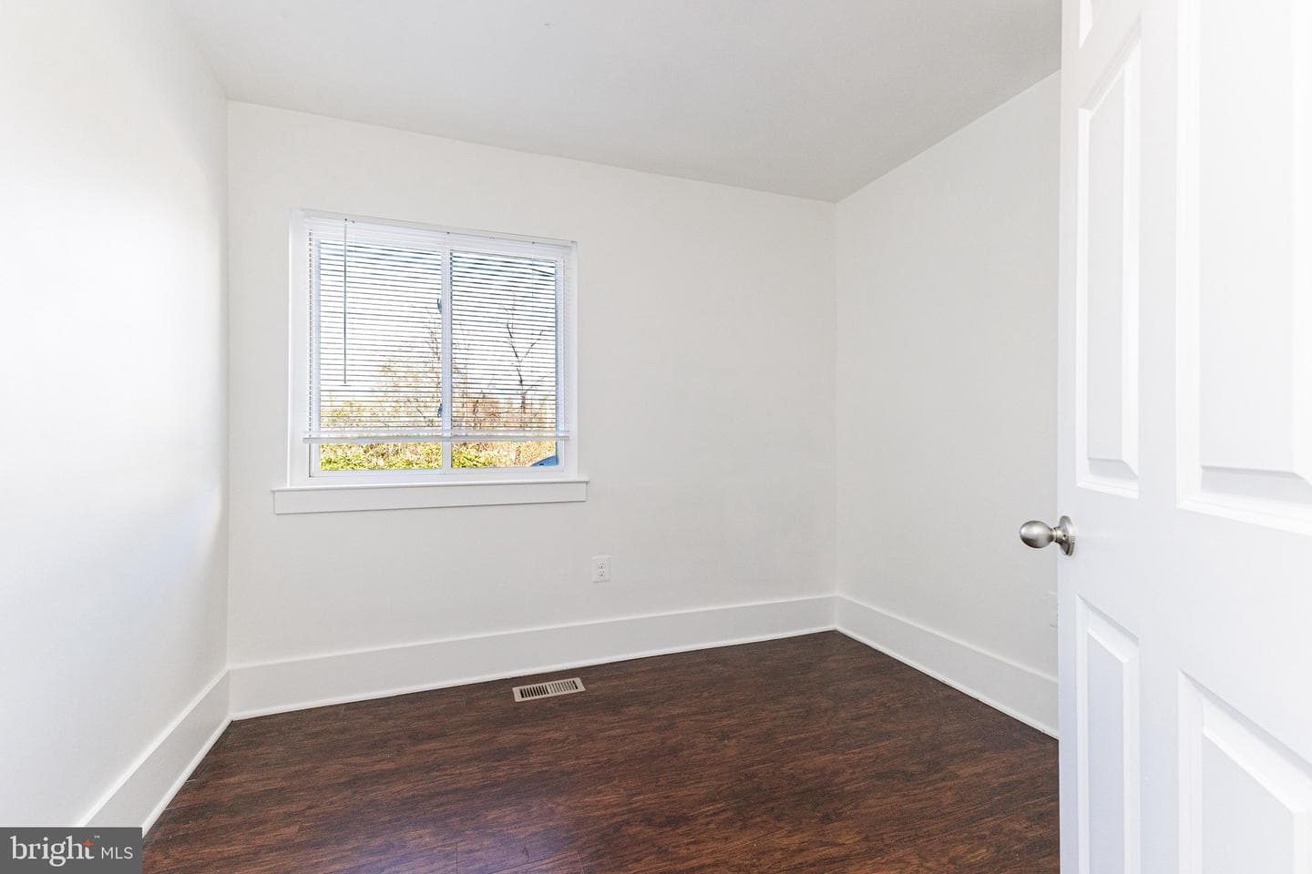 1024 Queens Court photo 13