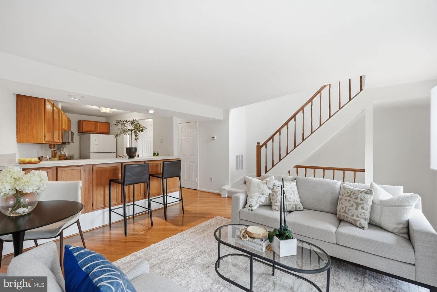 1686 Oaktree Court photo 3