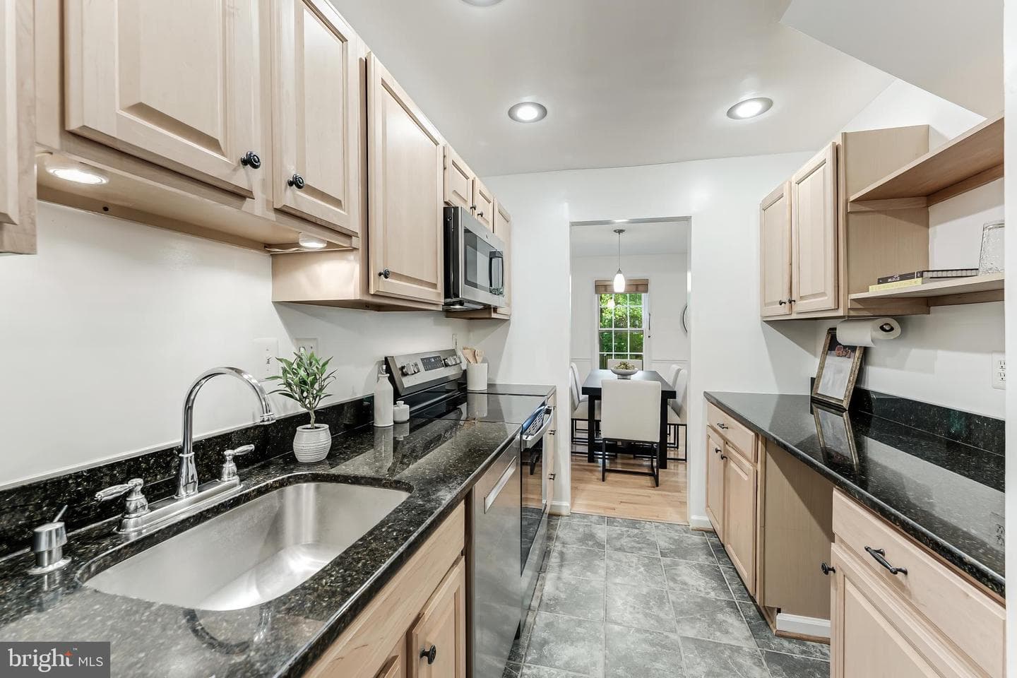 2362 Albot Road photo 7