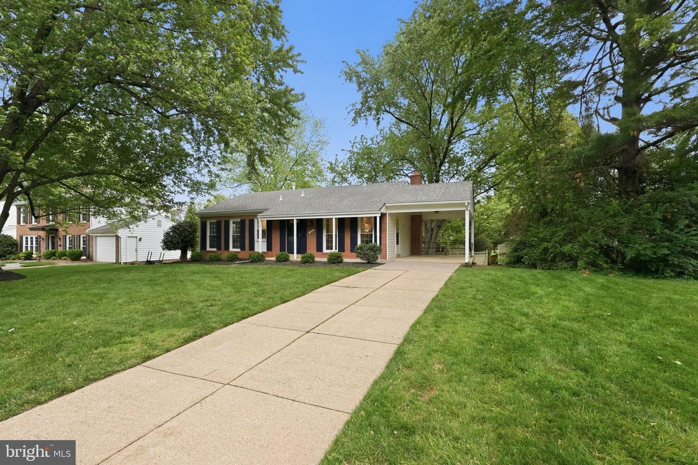 1827 Abbotsford Drive photo 2