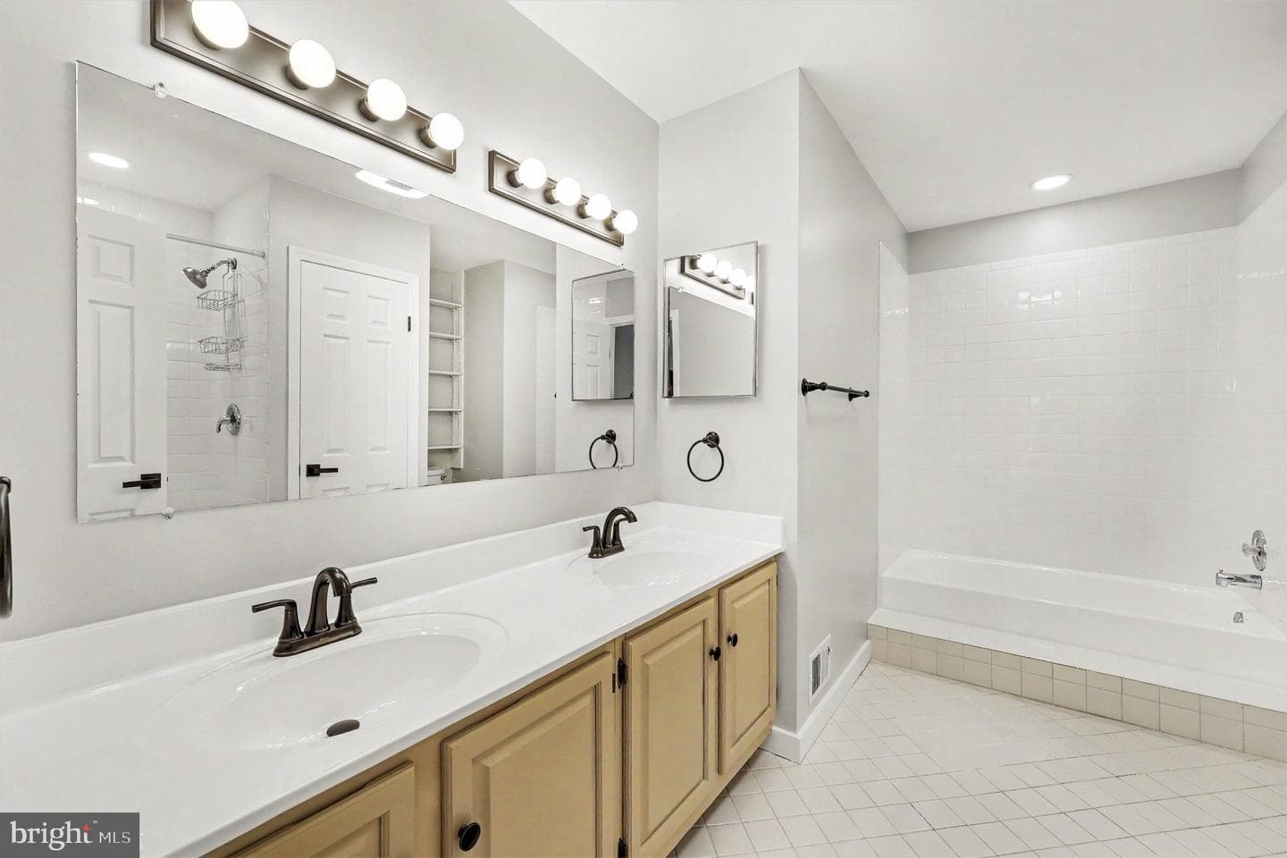 7705 Jewelweed Court photo 11
