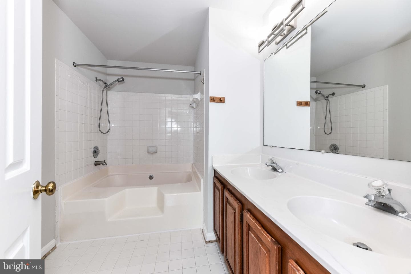 1207 Bond Street photo 18