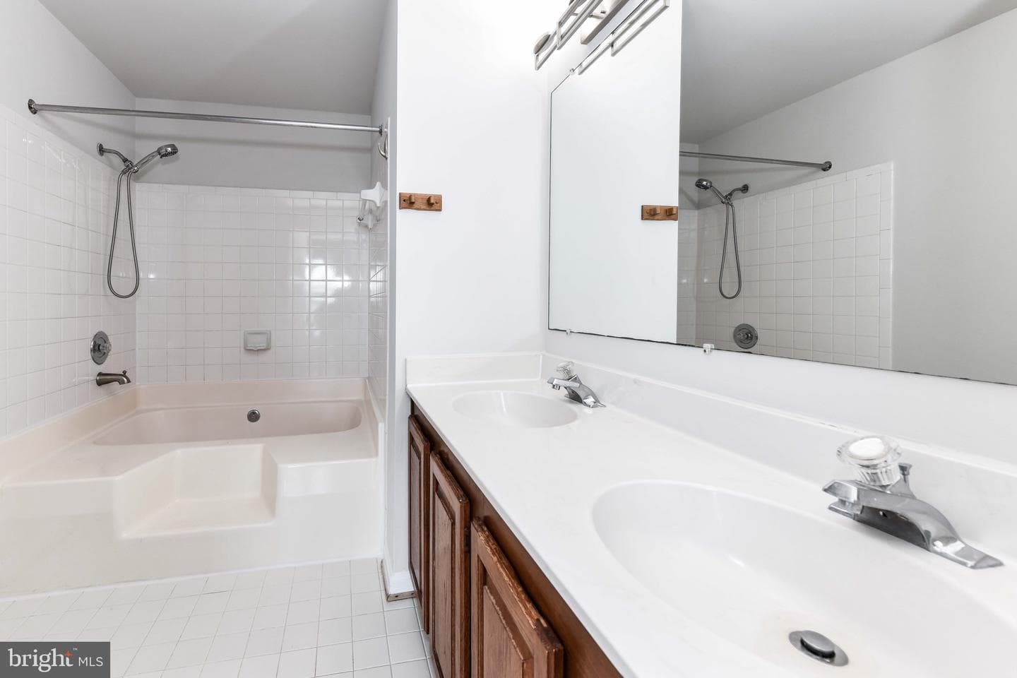 1207 Bond Street photo 19