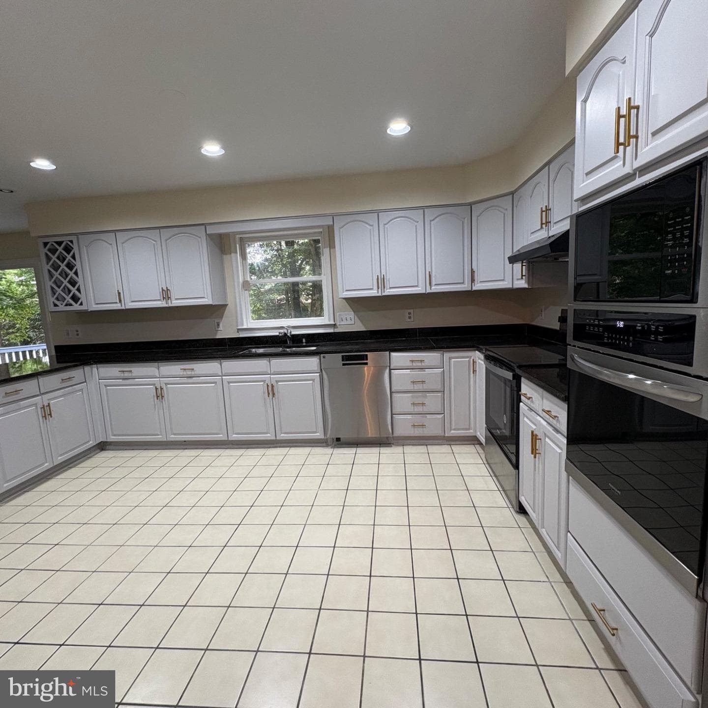 3502 Holly Road photo 3