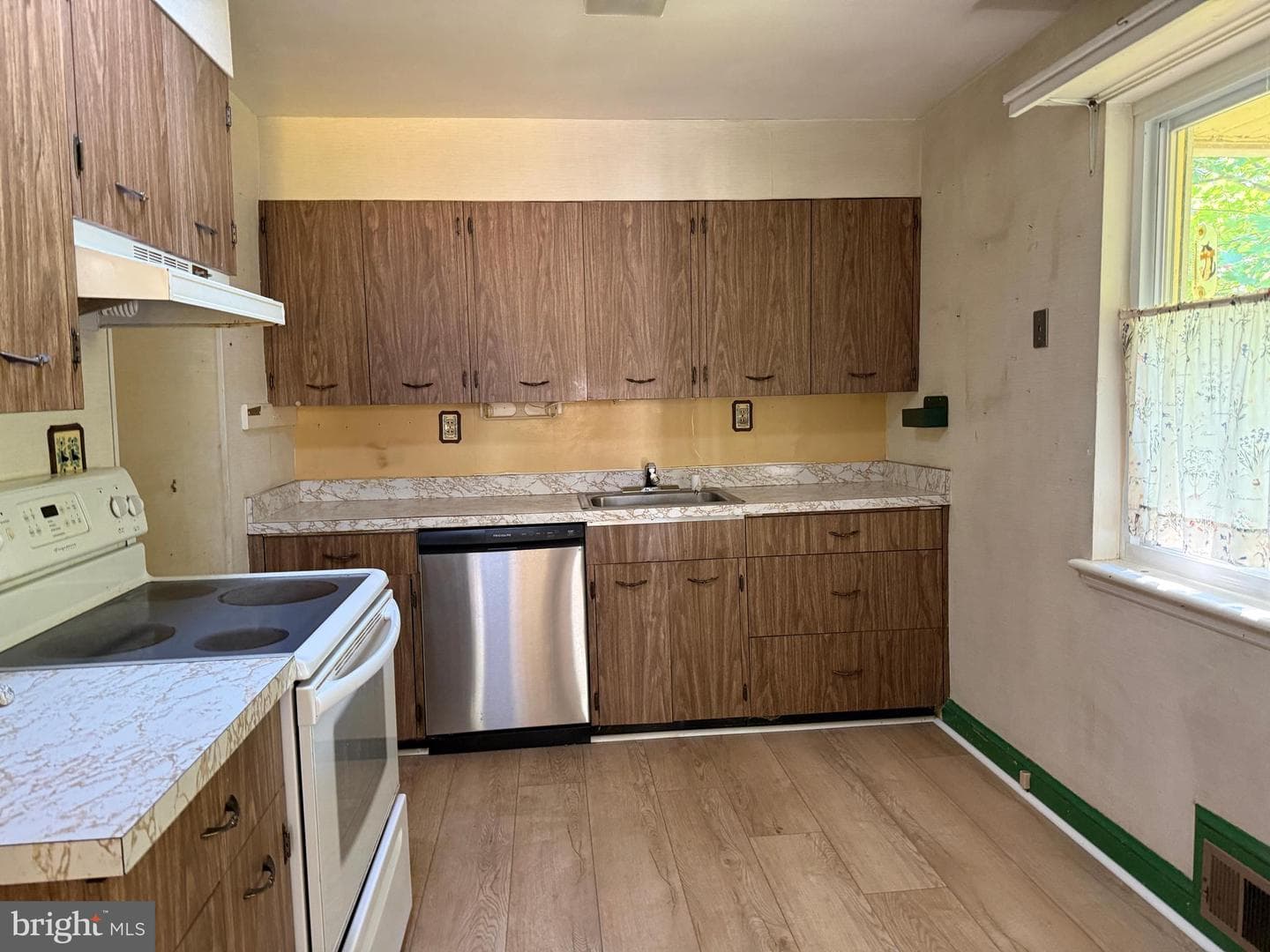 7028 Bradley Circle photo 4