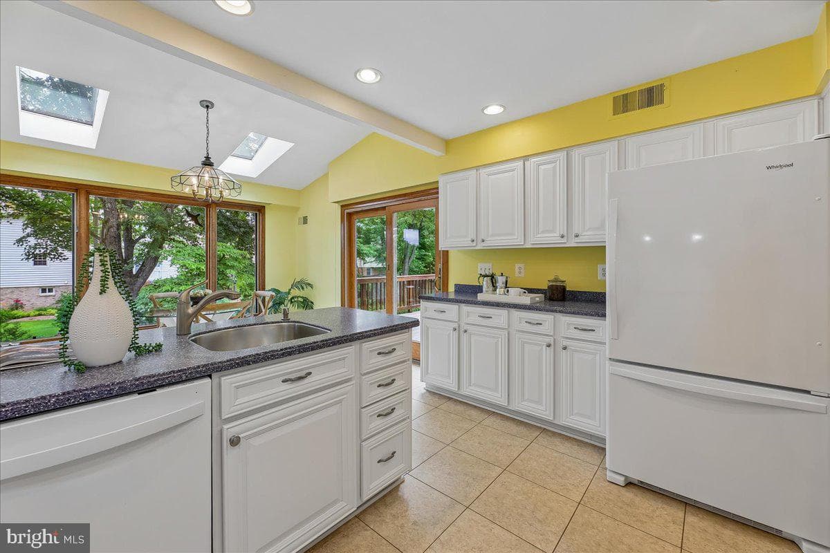 9804 Dansk Court photo 13