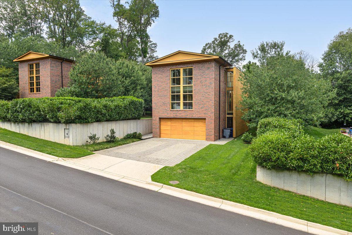 2500 Buckelew Drive, Falls Church