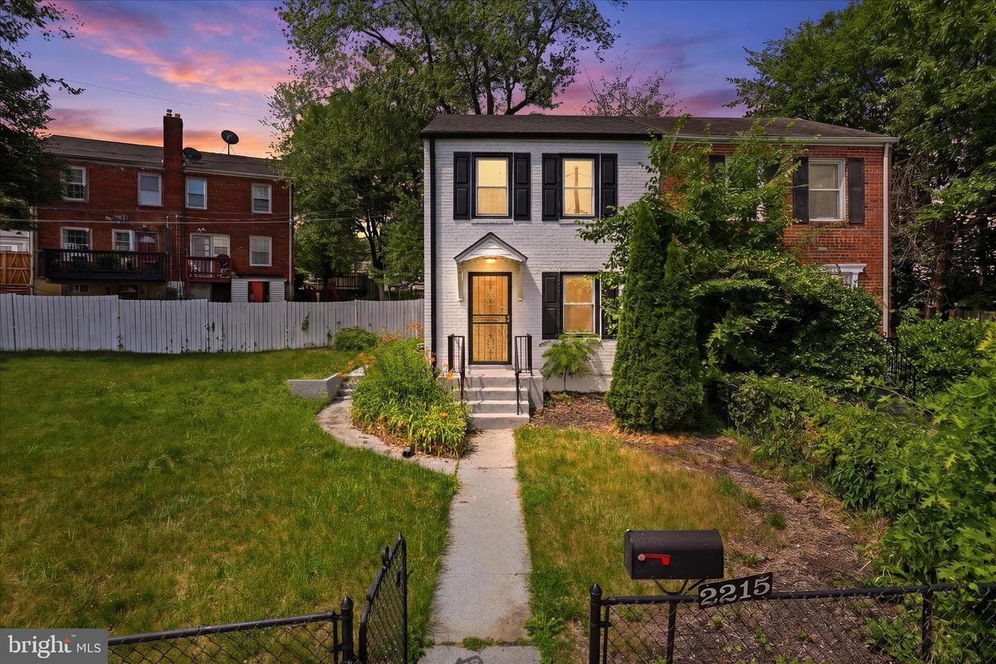2215 Farrington Ave, Alexandria
