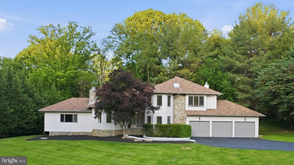 905 Falls Bridge Lane, Great Falls