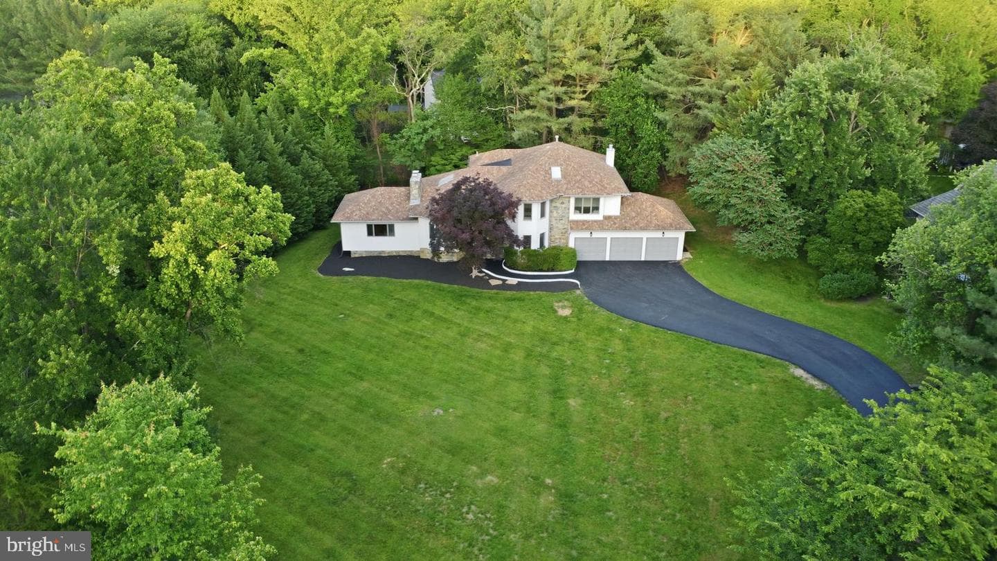 905 Falls Bridge Lane, Great Falls