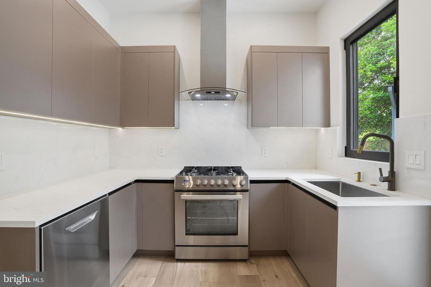 1803 Dumbarton Street photo 18