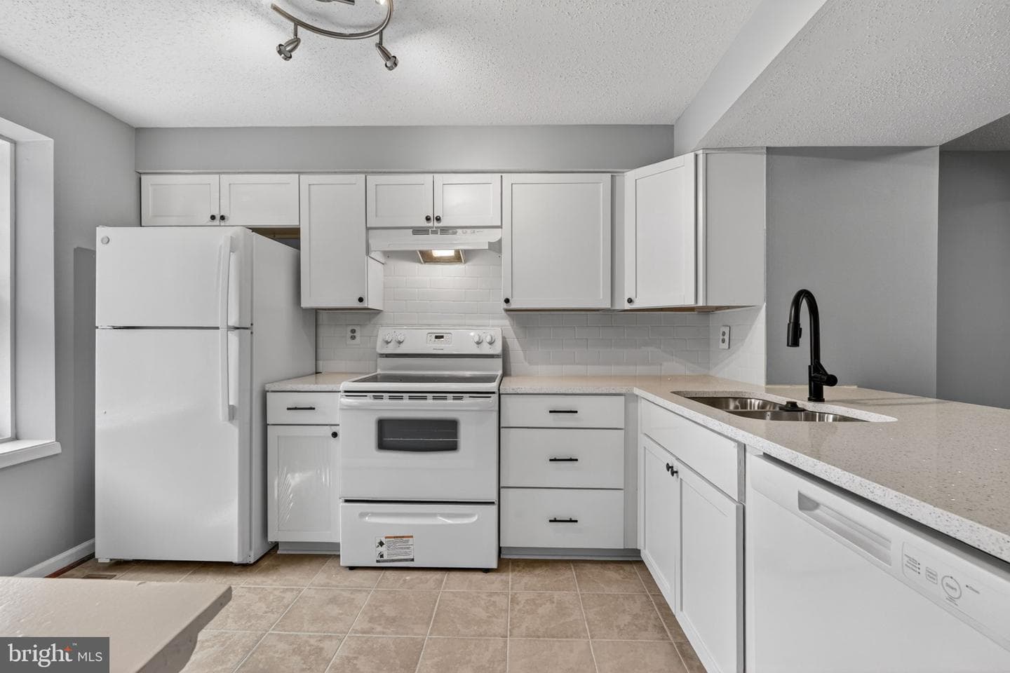 6844 Heatherway Court photo 12