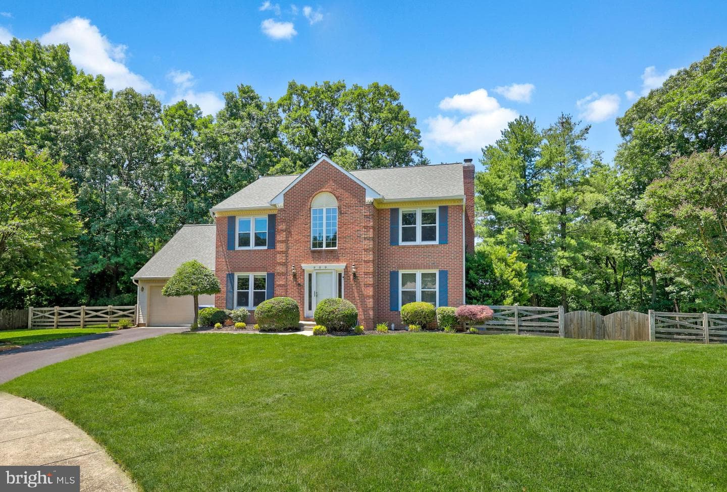 909 Broad Oaks Drive photo 3