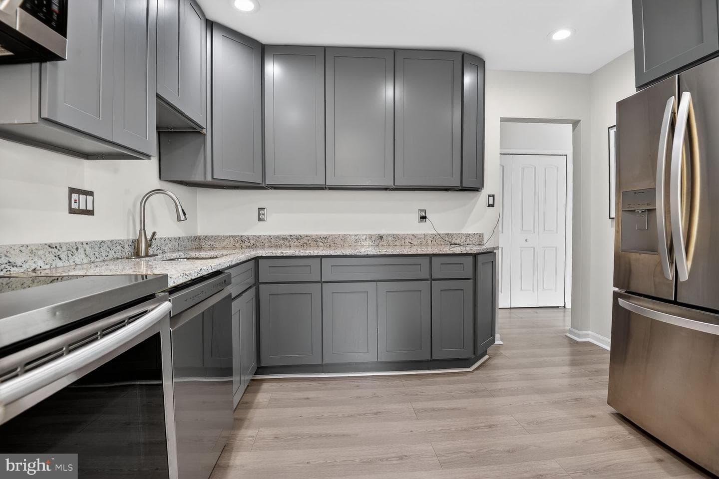 9702 Kingsbridge Drive #302 photo 3