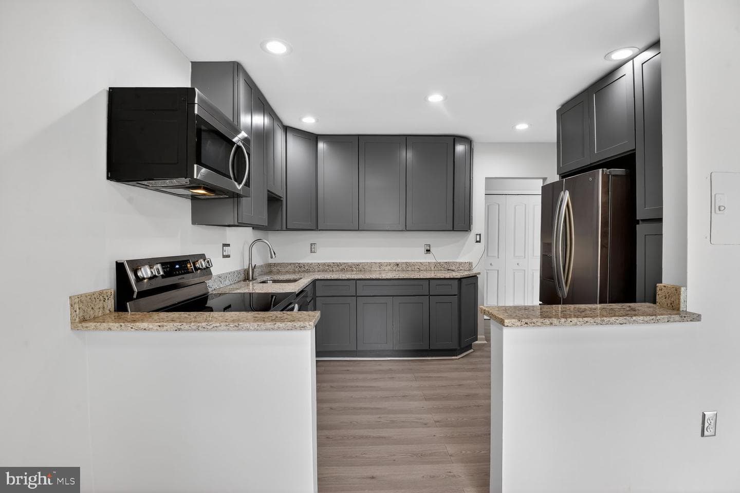 9702 Kingsbridge Drive #302 photo 4